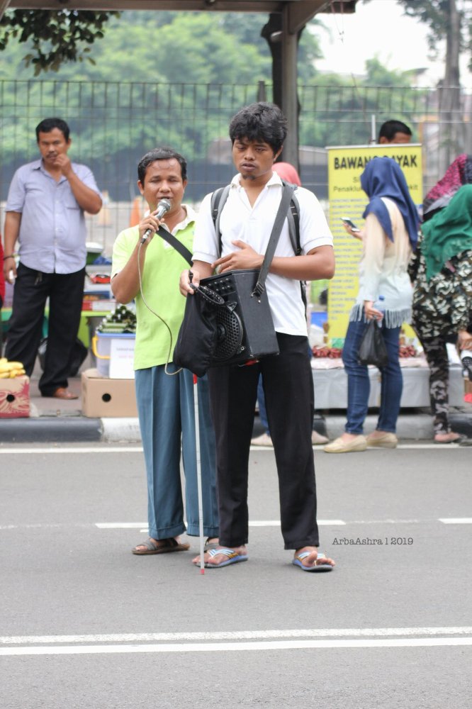 Blindman street permormer