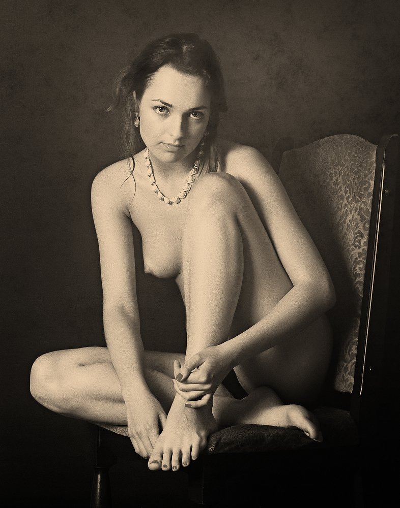 Обнаженная на стуле