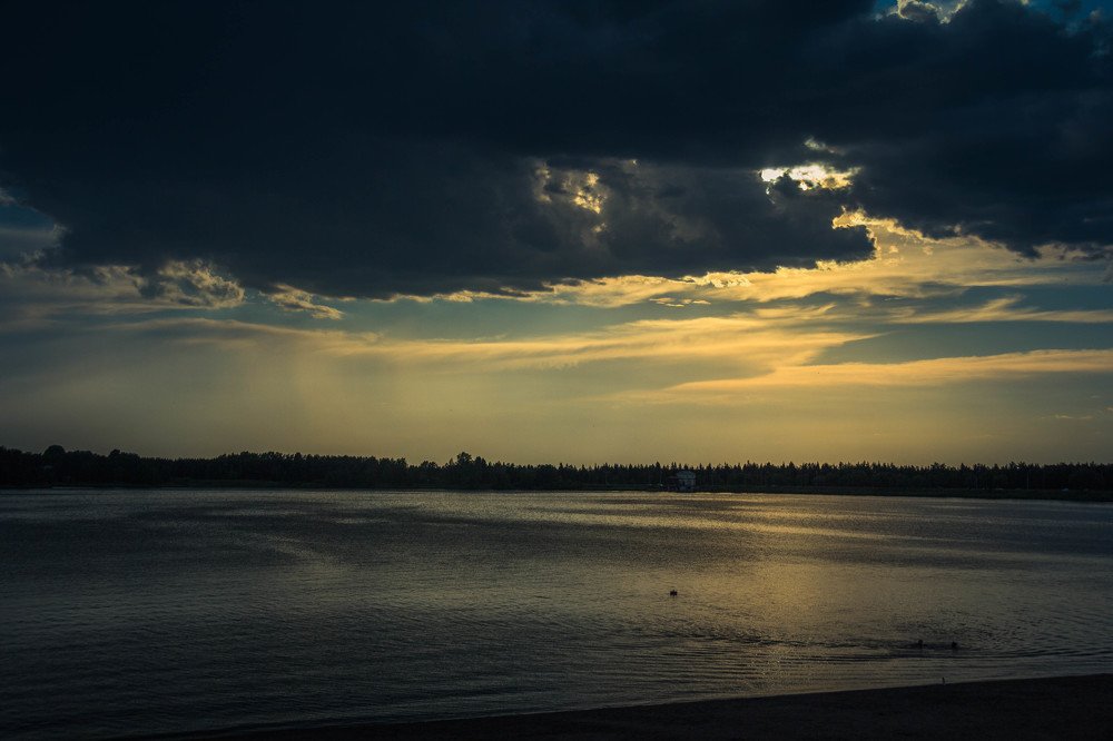 Закат на озере