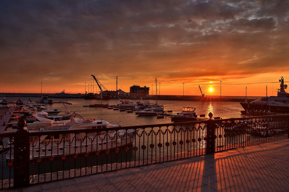 Зарево в морском порту