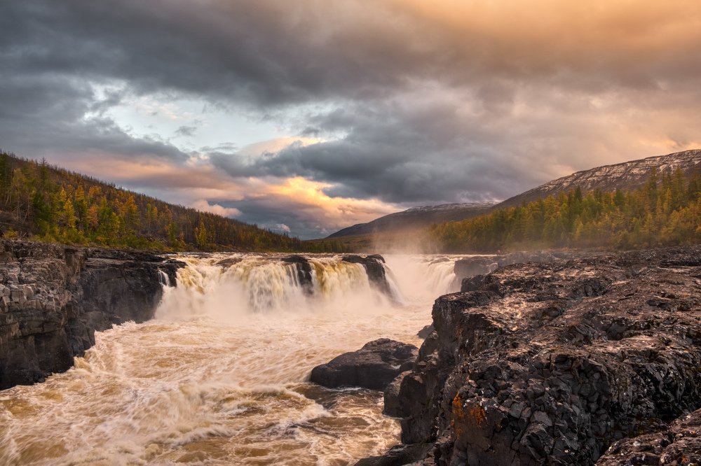 Большой Курейский водопад. На закате.