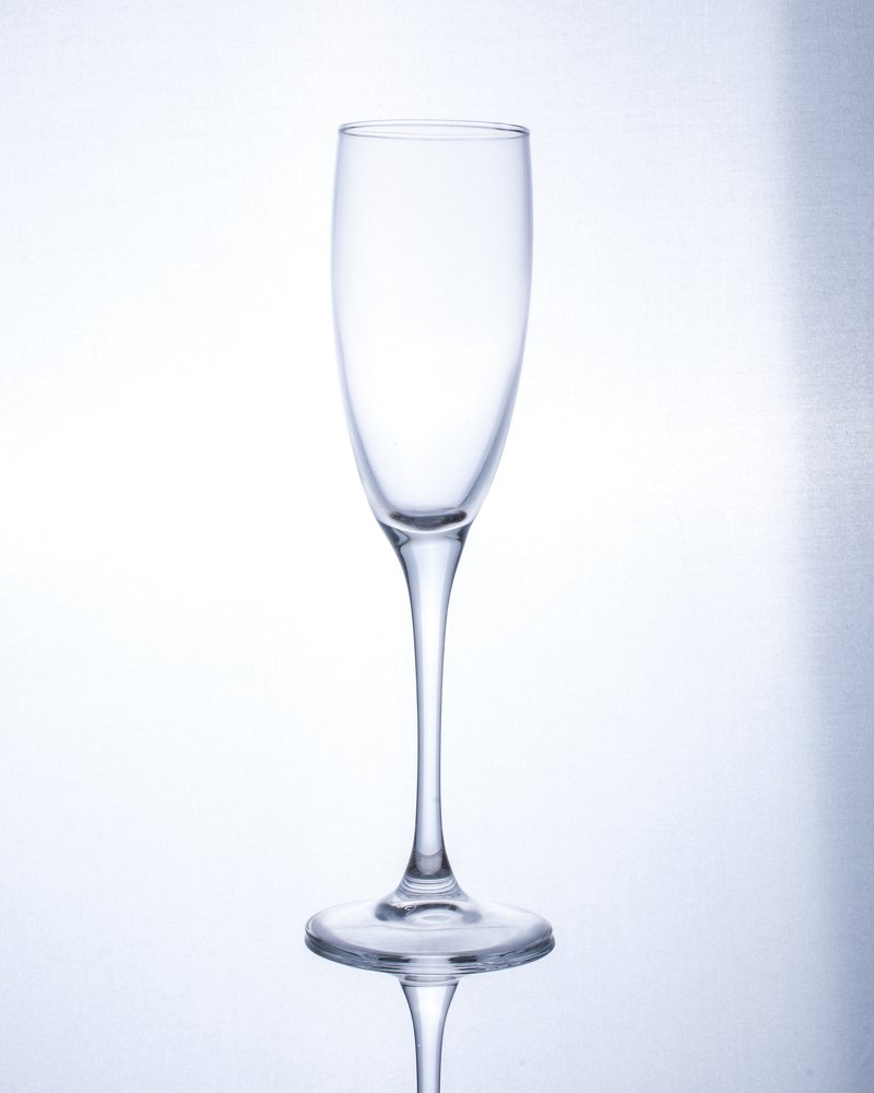 Фужер в контровом свете.