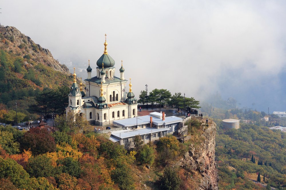 Парящая в облаках