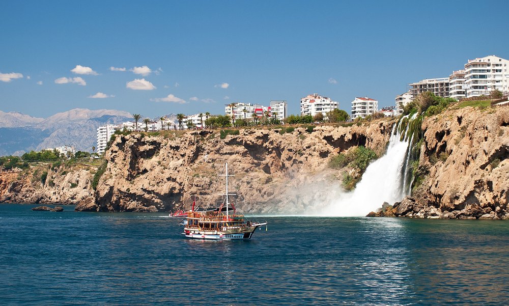 Водопад и море