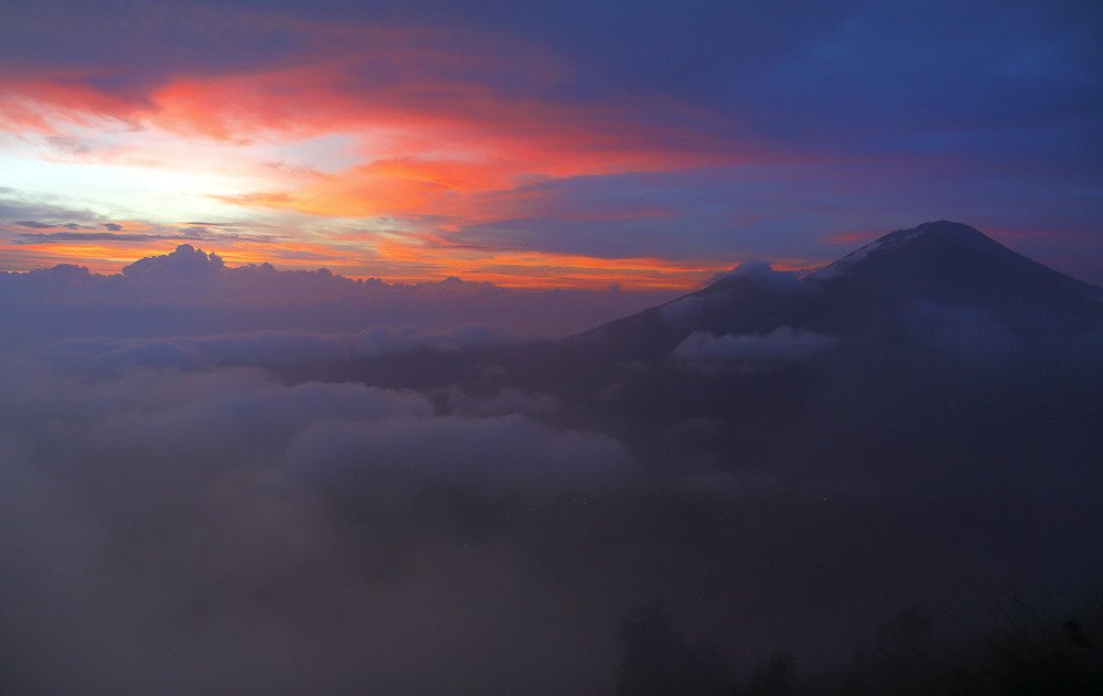 Восход на вулкане Батур