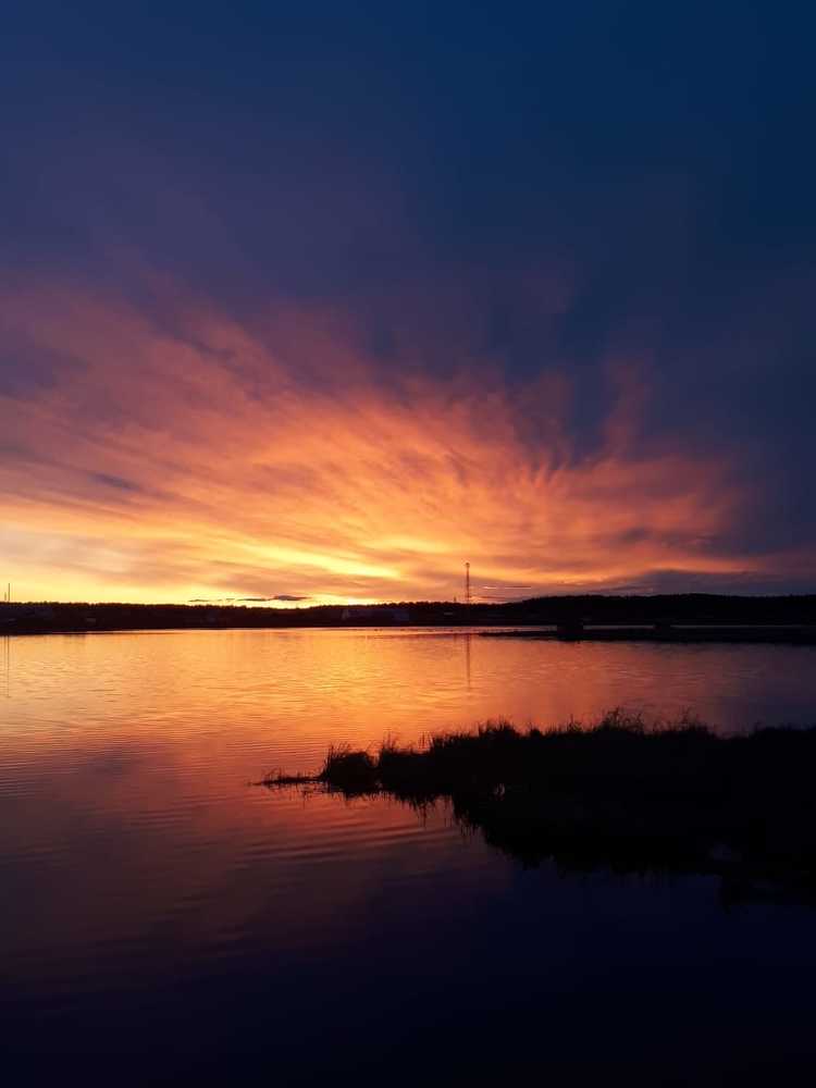 Закат над озером