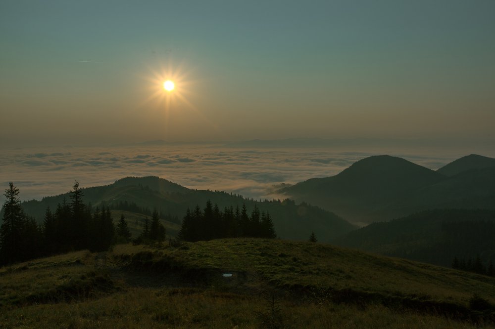 Море из облаков на скалистом берегу