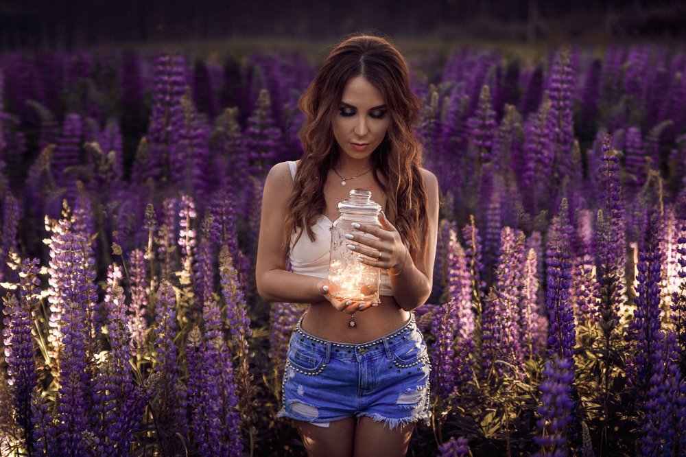 Девушка в поле