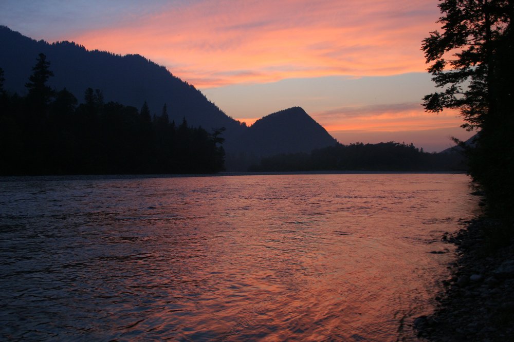 Закат в горах на реке Снежная
