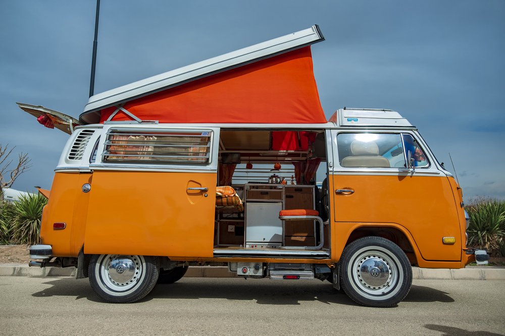 Old Car ((Volkswagen Kombi))