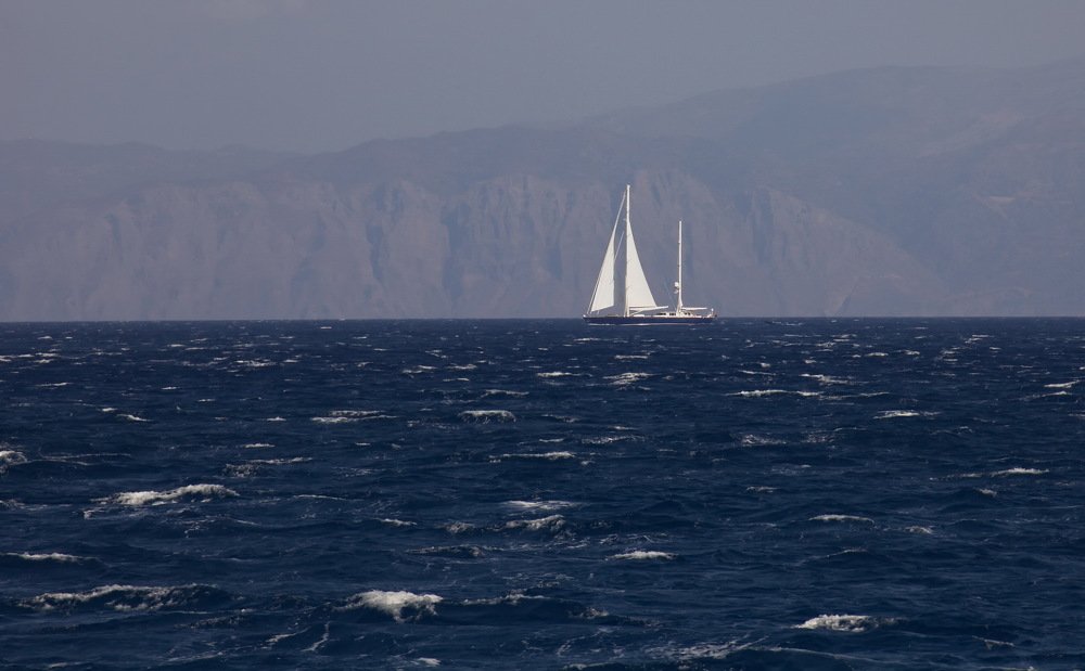 Яхта в море