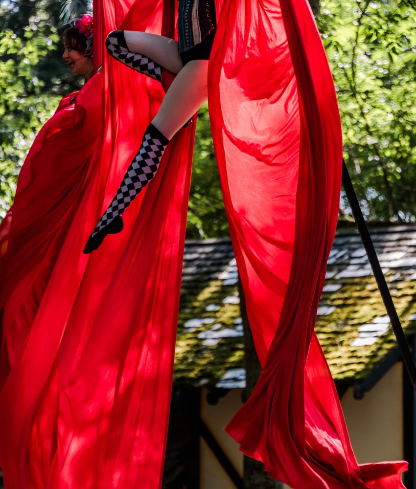 Уличные акробаты