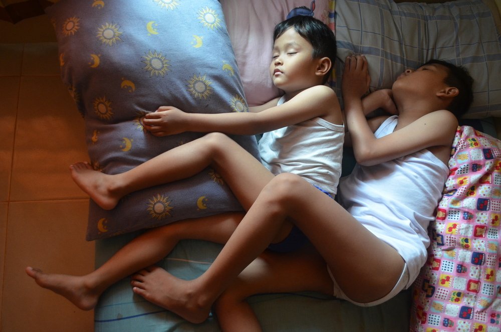 Brothers and sisters sleep with same style