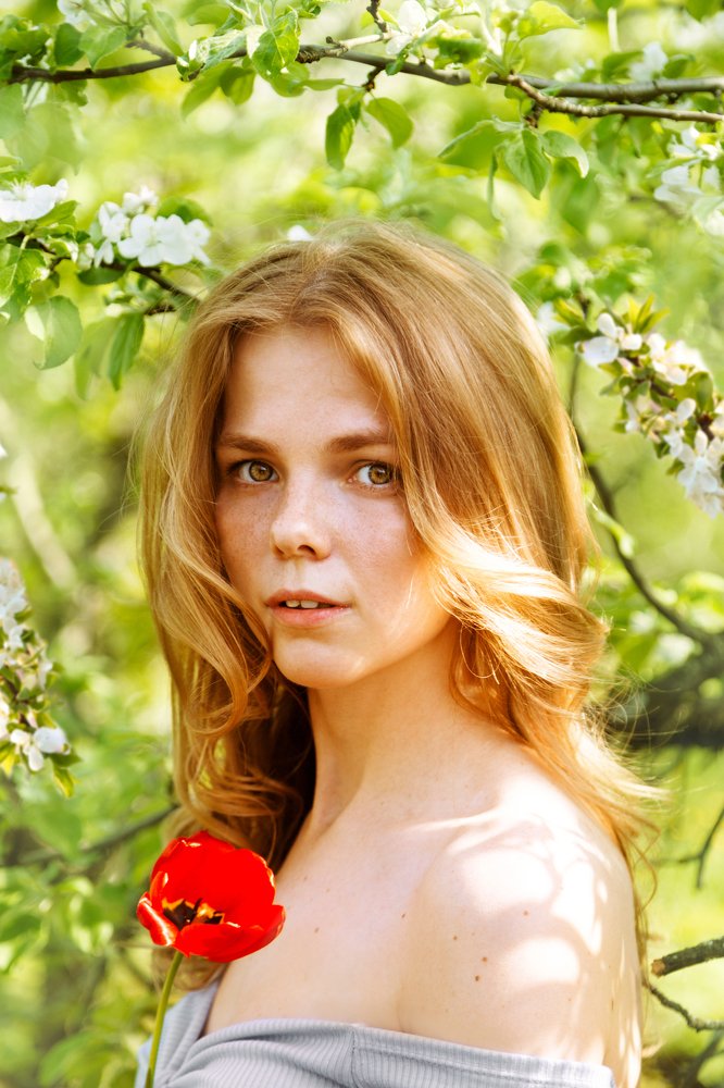 Весенний портрет в цветущем саду