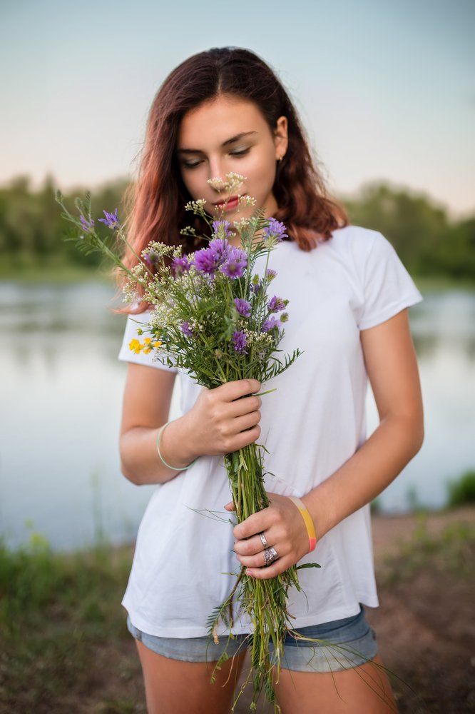 Девушка с полевыми цветами