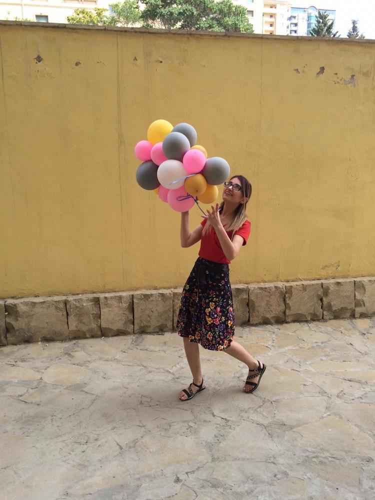 Залетели шары во двор офиса