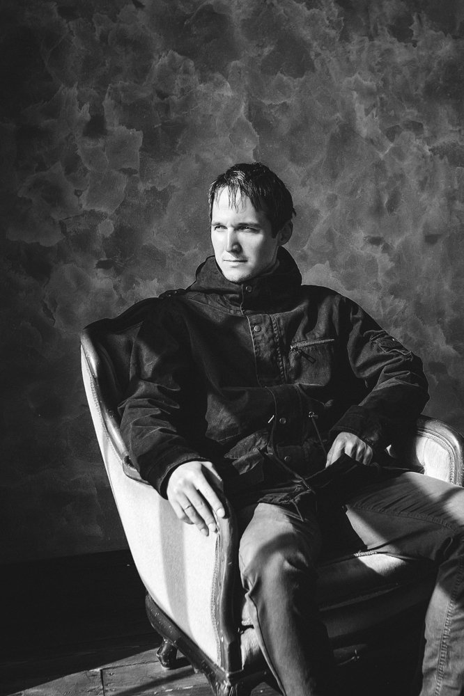 Мужчина, которому приходится фотографироваться