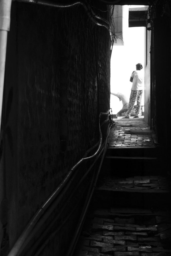 Narrow lane