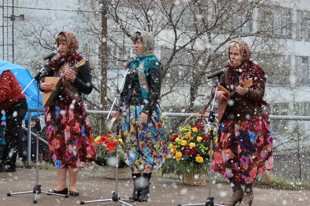 Под снежными хлопьями сибирской весны.