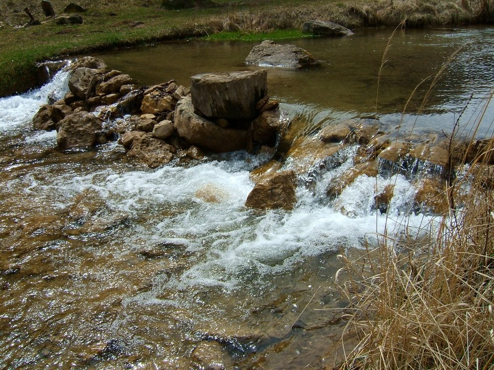 Водопадный  каскад горной речки