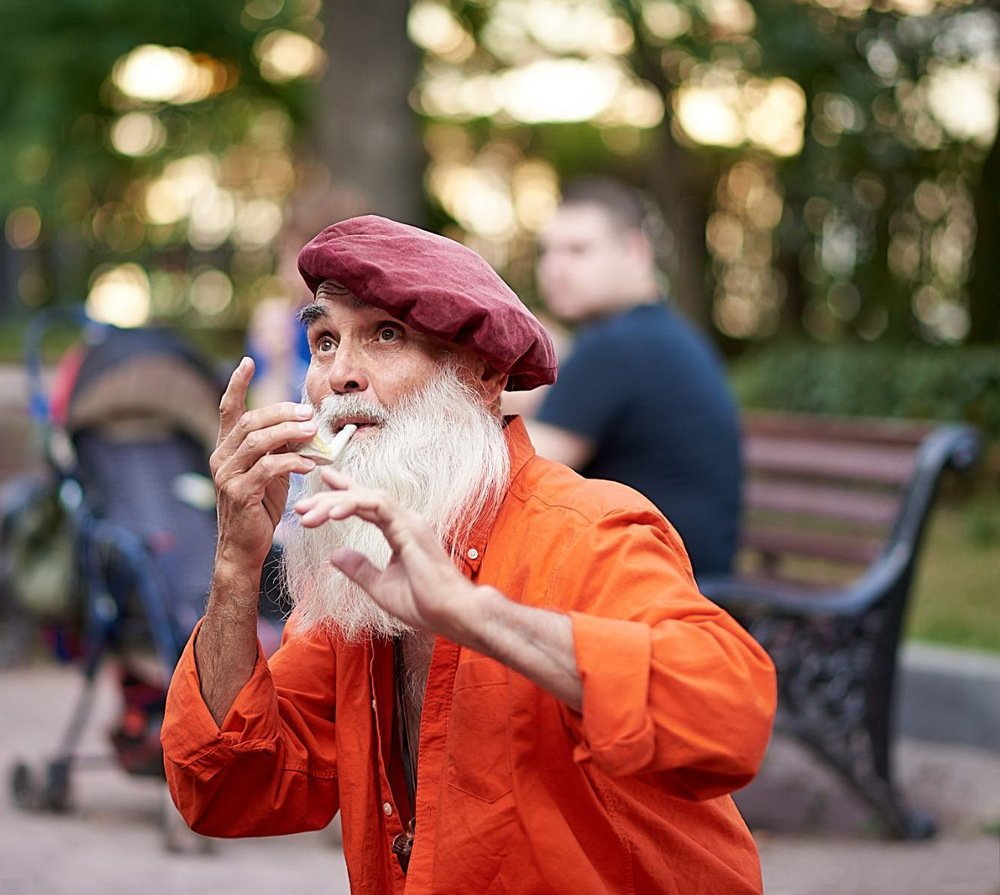 Продавец свистулек.