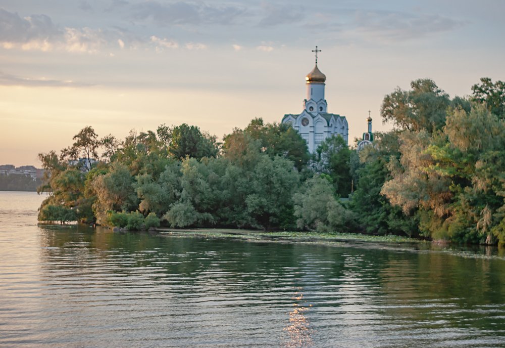 у воды