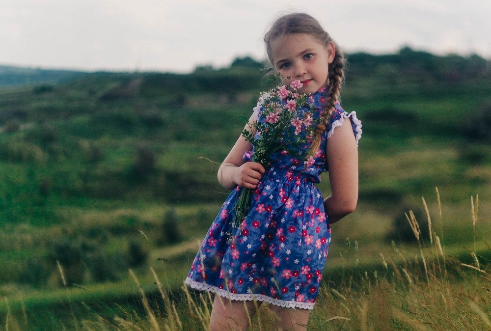 Настя с полевыми цветами