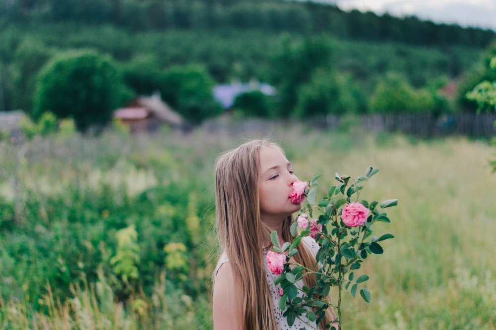 Настя с шиповником