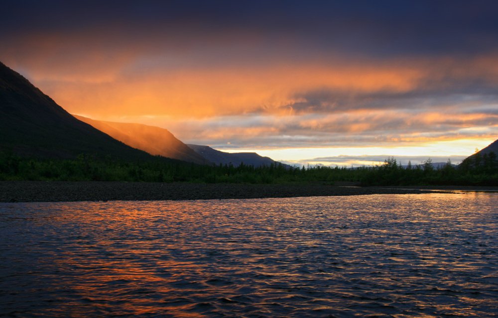 Дождь в закатных лучах солнца