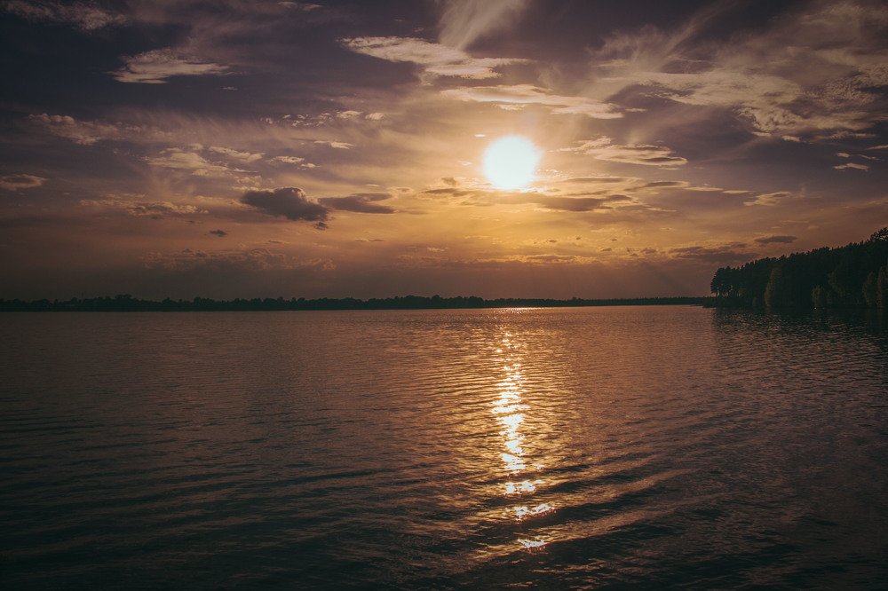 Закат на озере