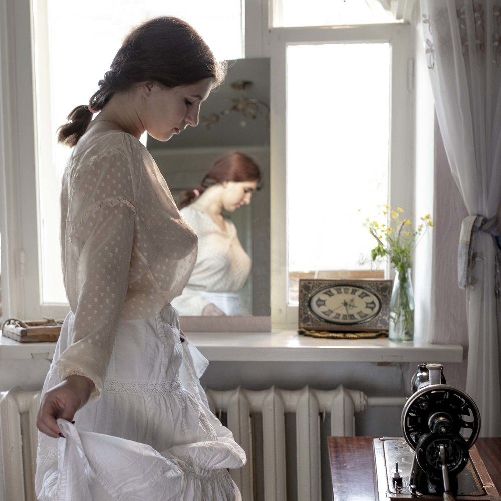 Девушка в белой юбке.