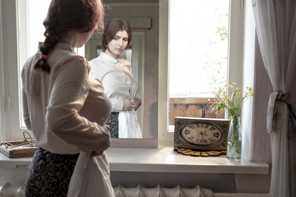 Девушка перед зеркалом.