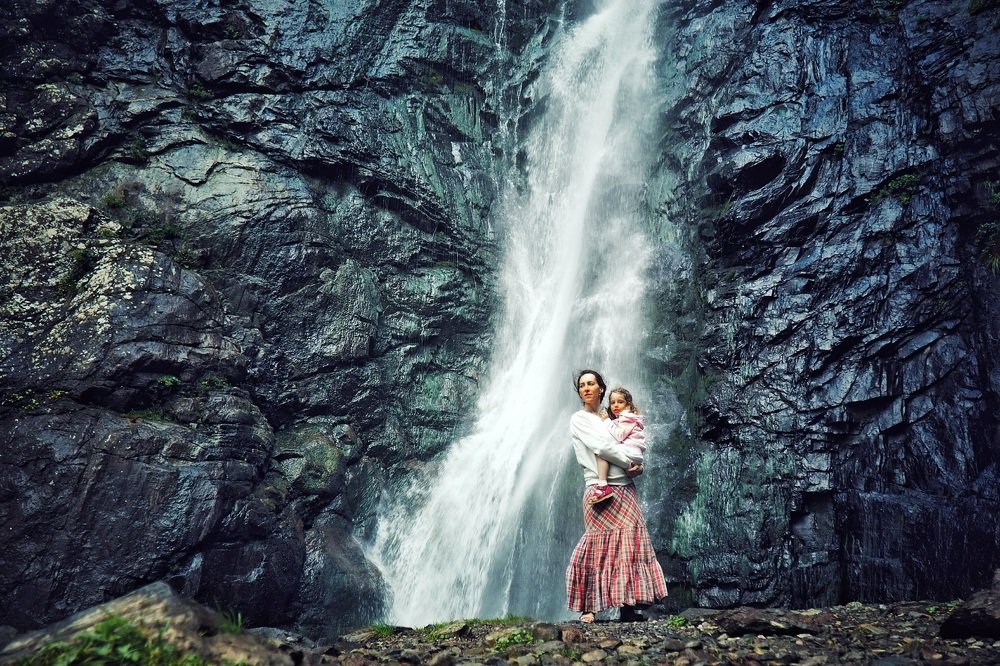 Портрет на фоне водопада