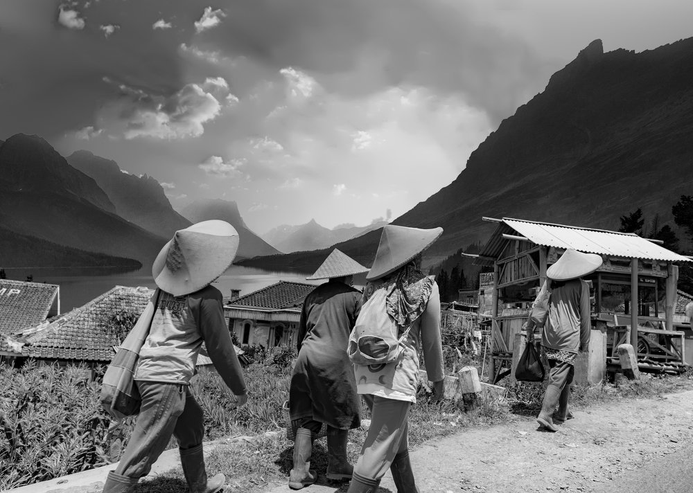 Indonesian women off to work in the mountains