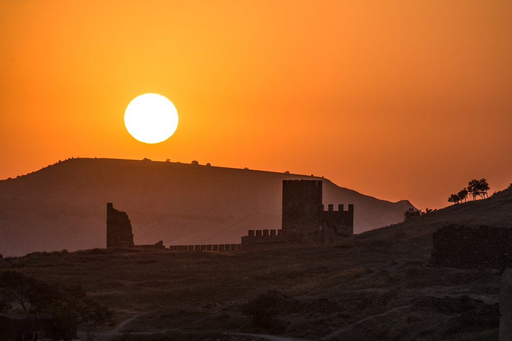 Рассвет над Генуэзской крепостью