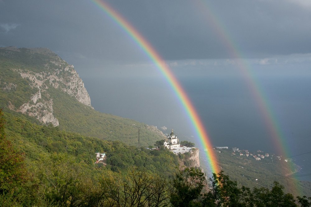 Радуга над Форосским храмом Воскресения Христова