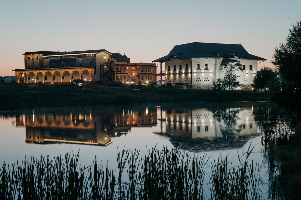 Лев охраняет рассвет