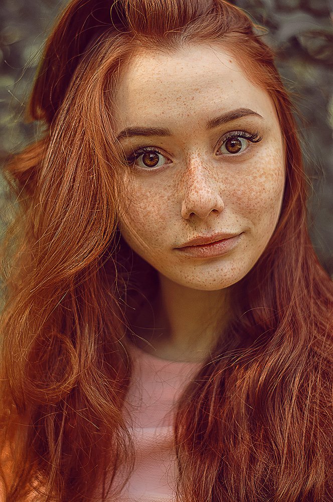 Девушка с веснушками