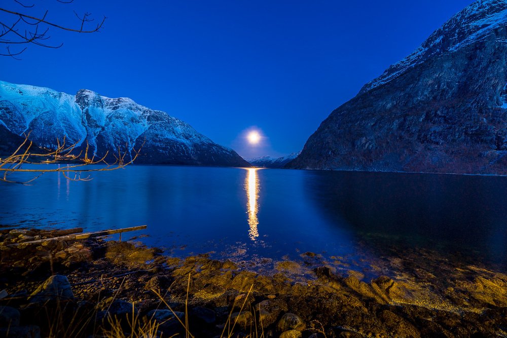 Norwegian moonset