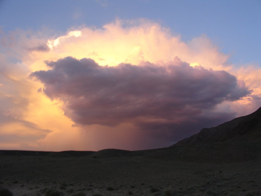 Грозовое облако в закатных лучах