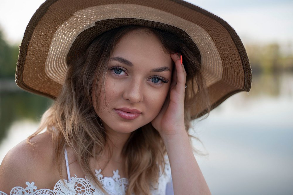 Девушка в шляпе