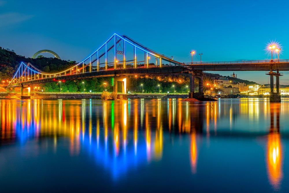 Пешеходный мост на закате