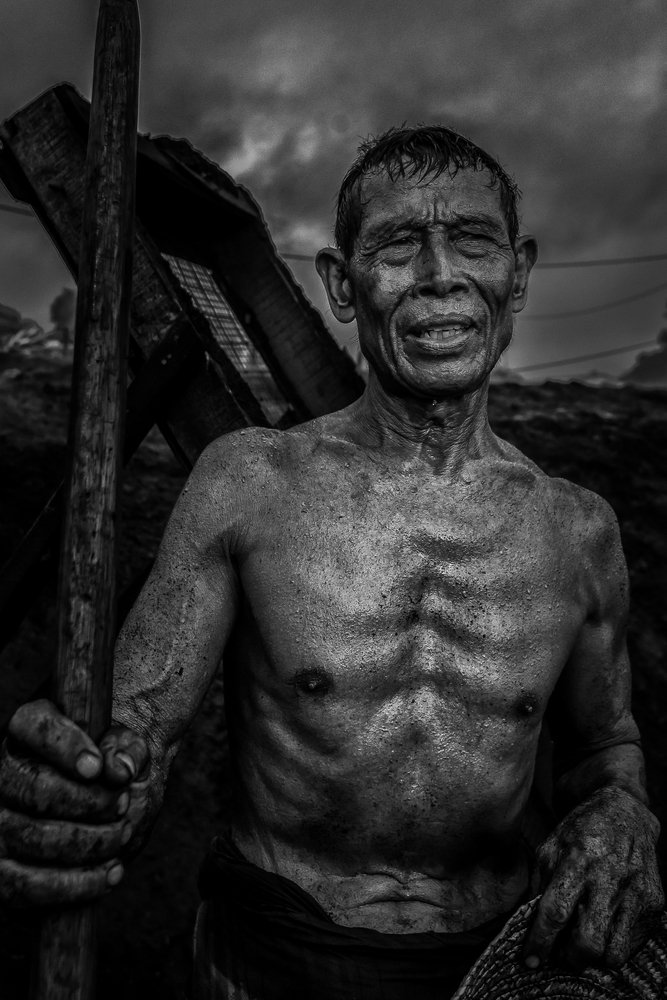 Charcoal worker 02