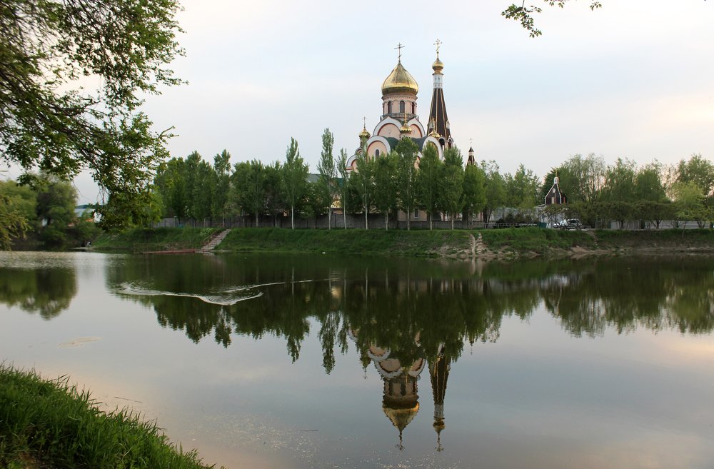 Храм у озера