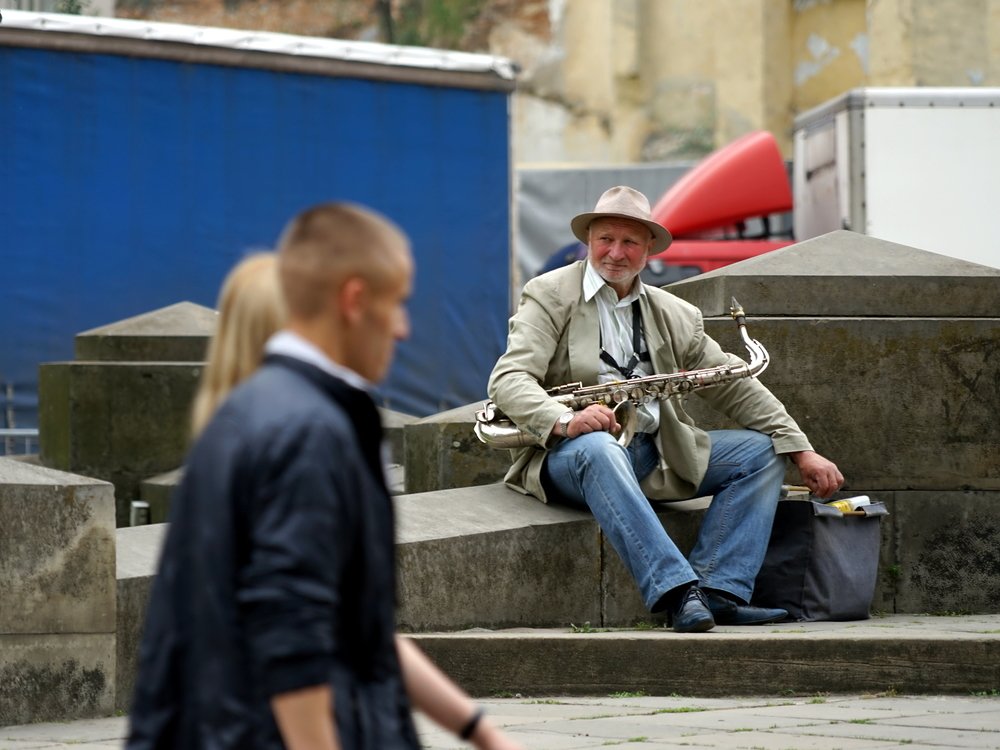 Так плачет старый саксофон.