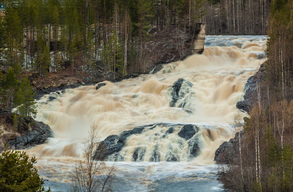 Весенний сброс воды на Пальеозёрской ГЭС.