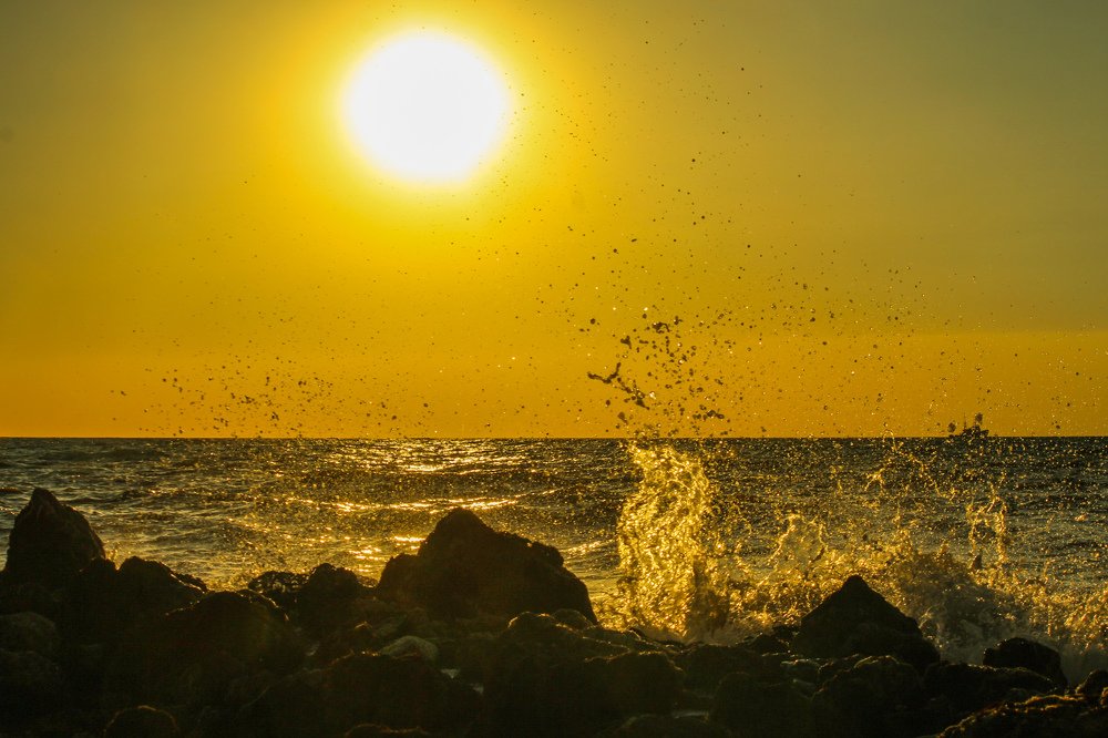 заходящее солнце и брызги