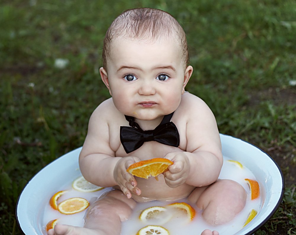 Мальчики тоже любят молочные ванны