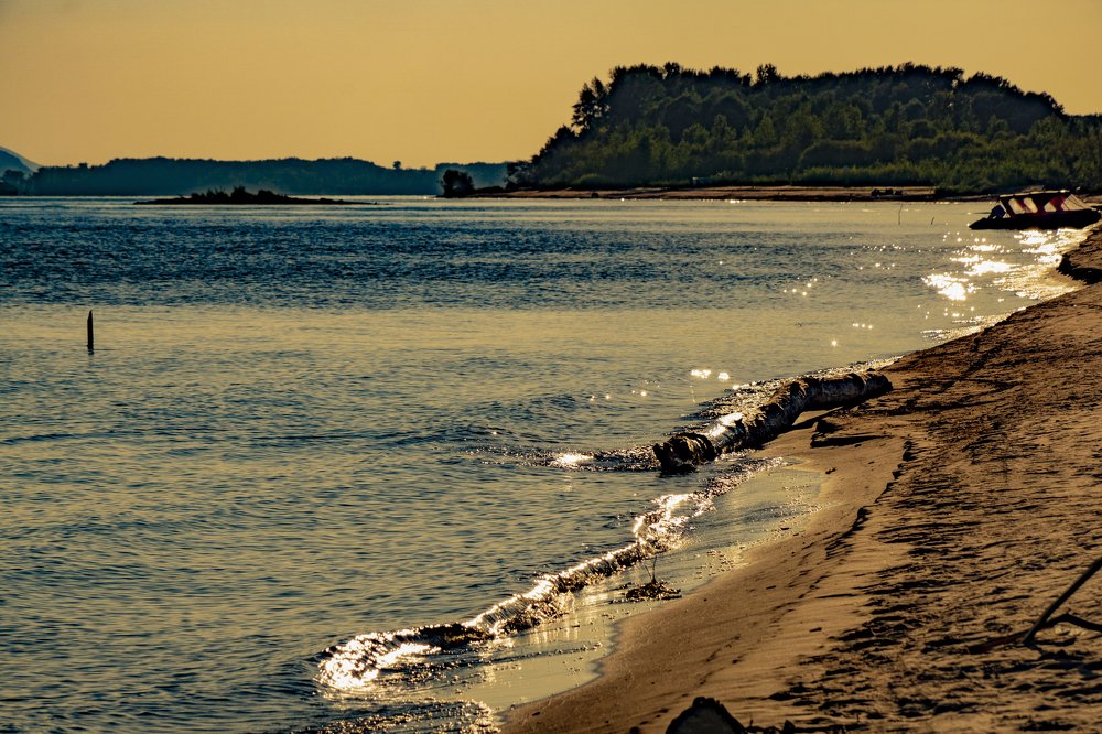 река на закате....