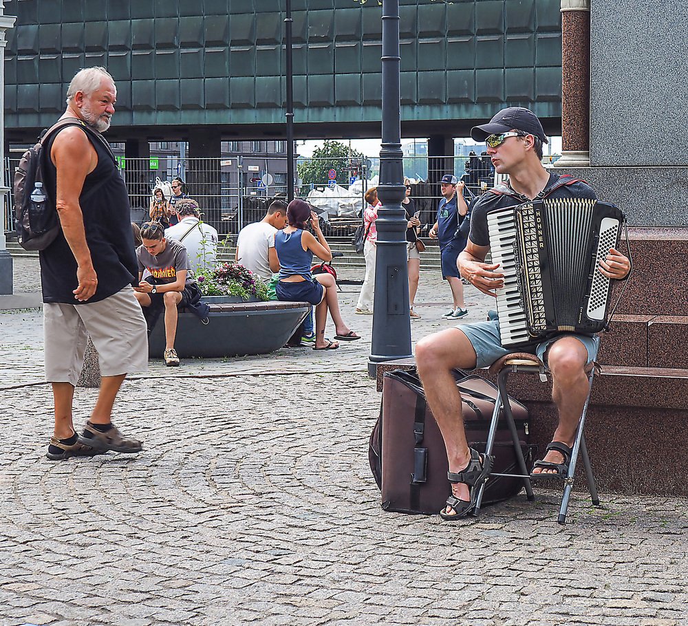 Музыкант и прохожий.